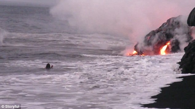 Du khach lieu mang boi gan dong dung nham de chup anh hinh anh