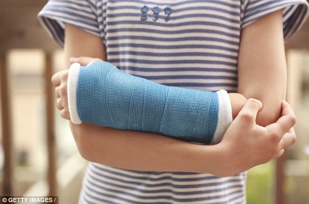 Cậu bé bị giòn xương do rối loạn tiêu hóa ảnh 1 Cau be bi gion xuong do roi loan tieu hoa anh 1