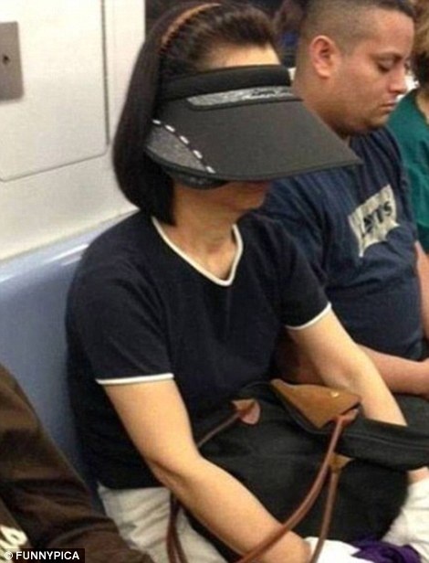 khach hai huoc tren tau dien ngam anh 1