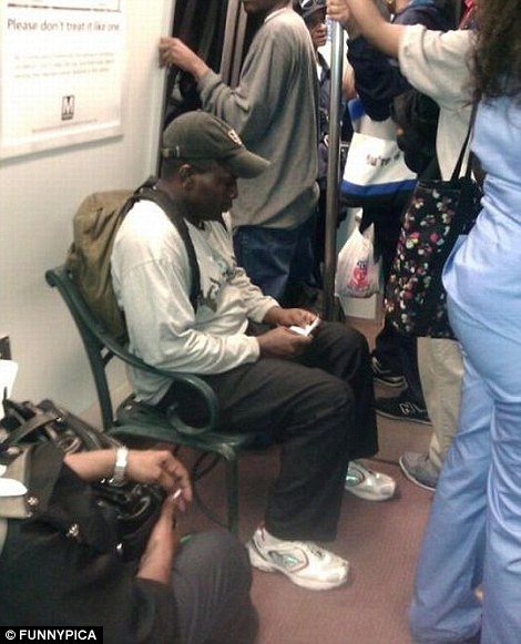 khach hai huoc tren tau dien ngam anh 16