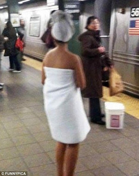 khach hai huoc tren tau dien ngam anh 4