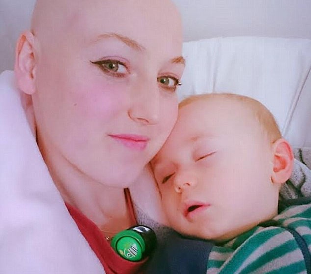 Me phat hien ung thu vu nho con khong chiu bu hinh anh