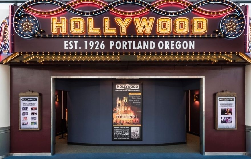 Rap chieu phim mien phi o san bay My hinh anh