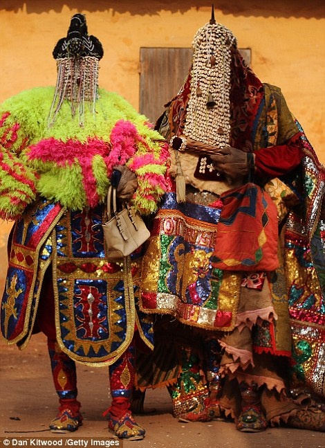 nhung trang phuc dep,  la tren the gioi anh 2