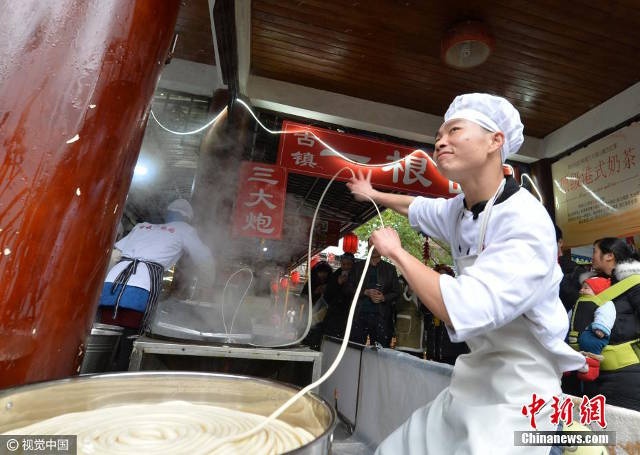 Tro thanh ngoi sao mang xa hoi nho 'vu dieu keo mi' hinh anh