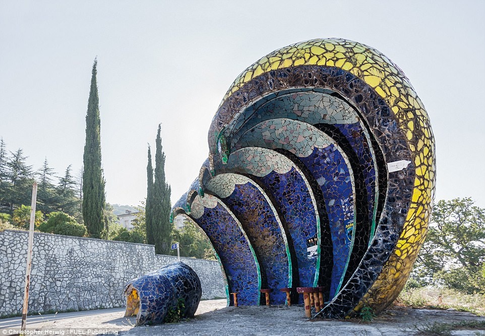 Cong trinh nghe thuat doc dao o cac diem cho xe hinh anh