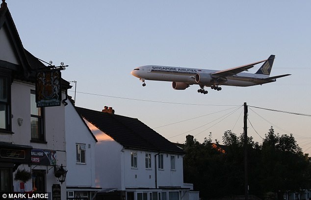 Moi nguy hiem khi song gan san bay hinh anh