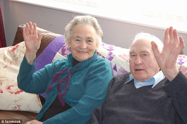 Cap vo chong qua doi chi cach nhau vai phut hinh anh