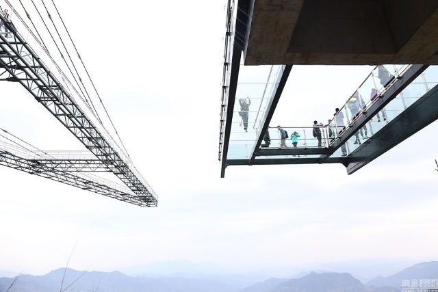 Cau day kinh giua lung chung troi hinh anh