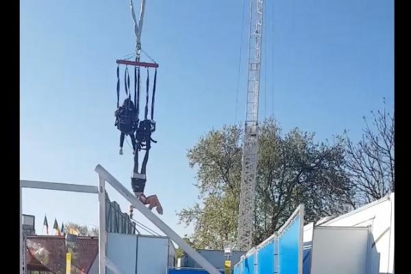 Du khach bi treo nguoc tren ghe khi choi tro du day hinh anh