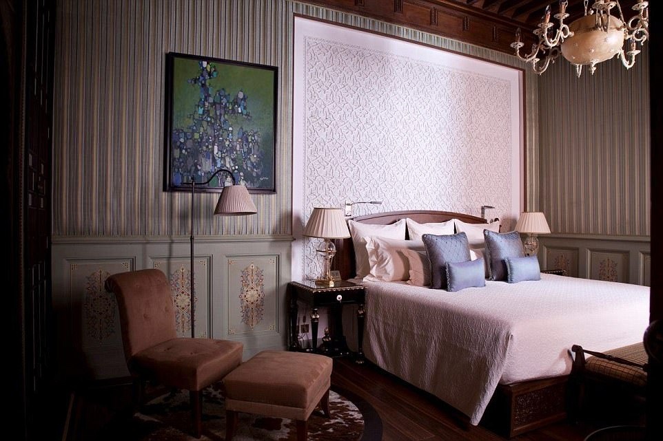 khach san bi an anh 5