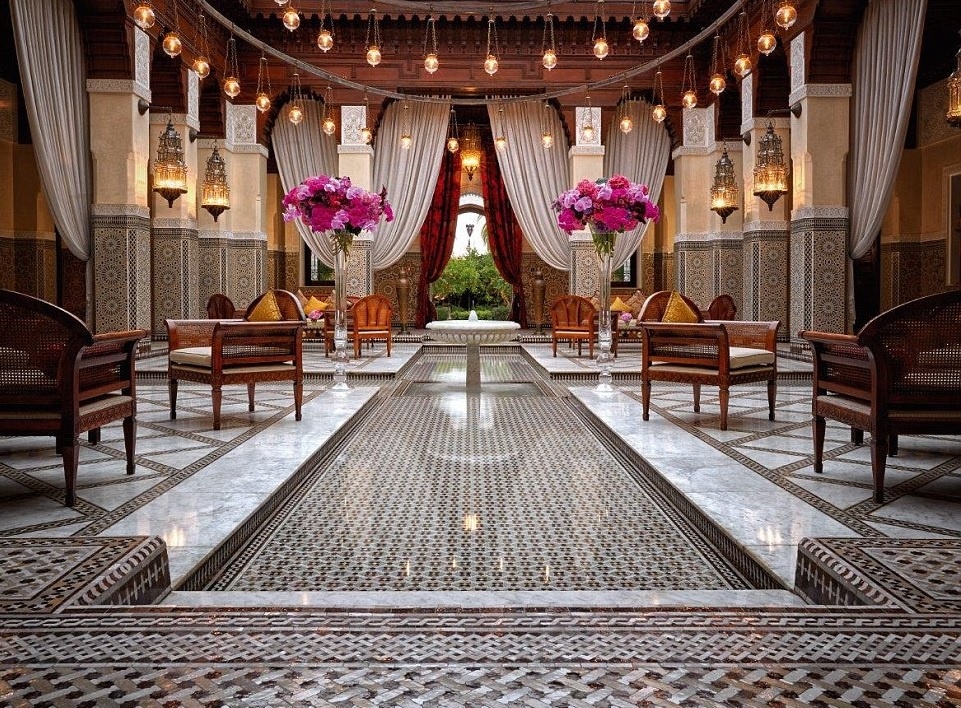 Khach san xa xi co duong ham danh rieng cho nhan vien hinh anh