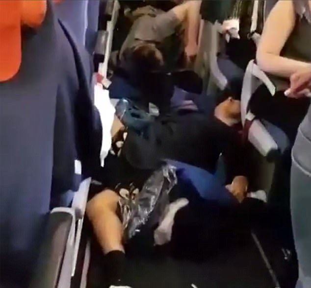 Hanh khach gay xuong vi may bay gap thoi tiet xau hinh anh