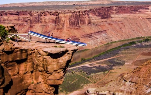 Video truot nuoc tren vach nui hinh anh