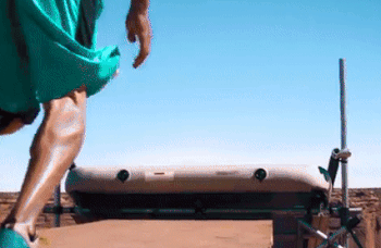 Choi cau truot tu vach da xuong vuc sau hinh anh