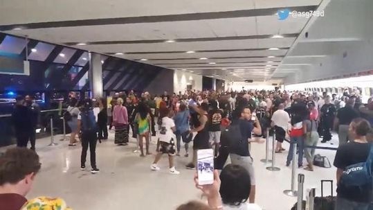 Video hanh khach nao loan san bay vi lien tuc bi huy chuyen hinh anh