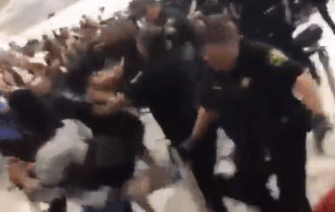 Hanh khach nao loan san bay vi lien tuc bi huy chuyen hinh anh