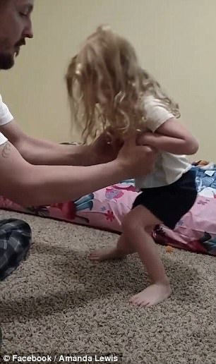 Be gai khong the dung vung vi bi ve cho can o tren dau hinh anh