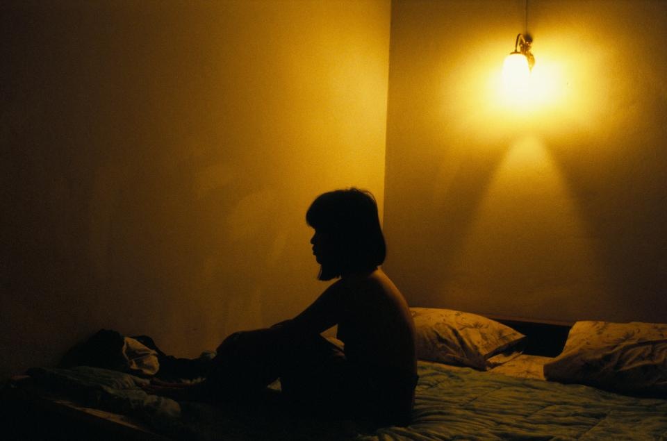 Noi kinh hoang cua be gai bi ke au dam nup bong du khach cuong buc hinh anh