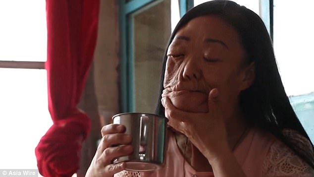 Nguoi phu nu mat voi hinh anh