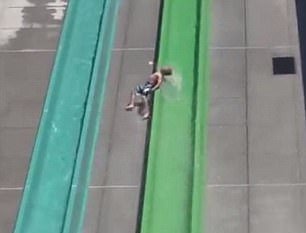 Cau be bi vang khoi mang truot nuoc hinh anh