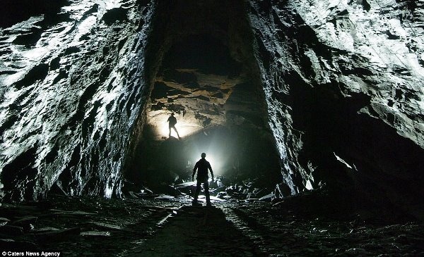 Tham hiem nhung hang mo an sau trong long dat hinh anh