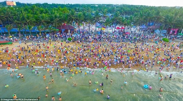 Gan 200.000 du khach tam bien cau may hinh anh