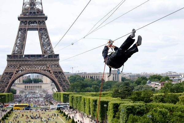 Truot zipline tu thap Eiffel voi toc do cua mot trai tennis hinh anh