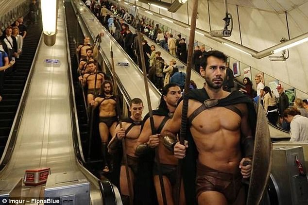 Hanh khach hai huoc va ky la khien ai cung ngoai nhin hinh anh