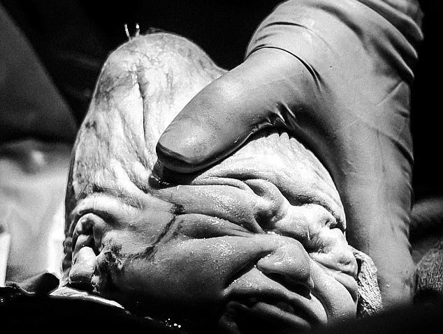 Em be ra doi voi hop so nhon nhu chiec non hinh anh