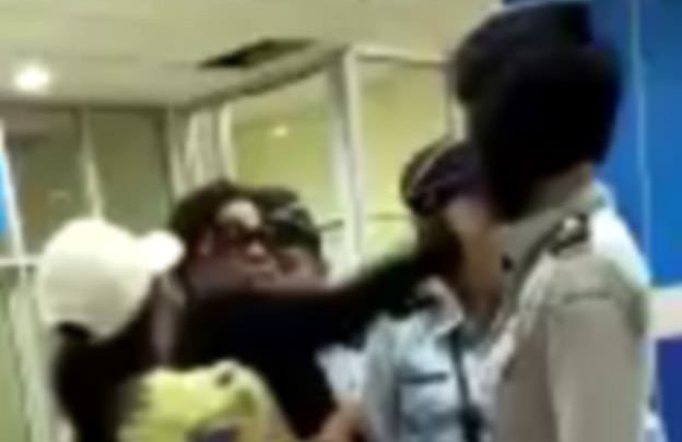 Vo canh sat cap cao Indonesia tat nhan vien an ninh san bay hinh anh