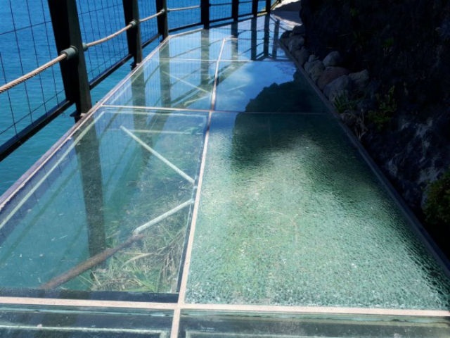 Du khach lay da dap nut cau kinh o Dai Loan hinh anh