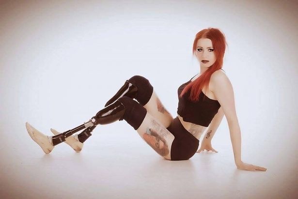 Co gai mat hai chan van sai buoc tren san catwalk hinh anh