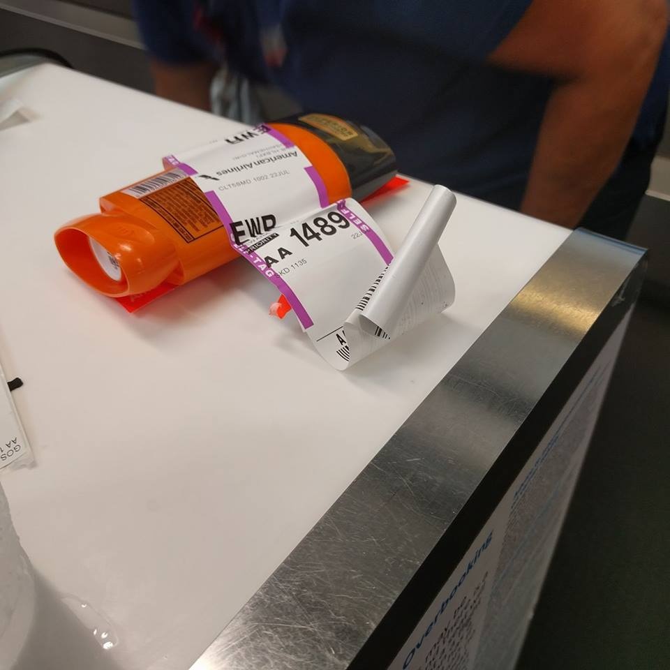 khách khiếu nại mất thuốc khử mùi trên máy bay ảnh 1 khach khieu nai mat thuoc khu mui tren may bay anh 1