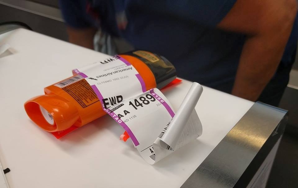 Hanh khach khieu nai vi mat lo khu mui khi di may bay hinh anh