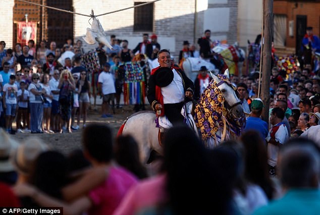 Le hoi giat dut co ngong o Tay Ban Nha anh 5