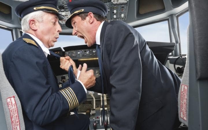 May bay hoan chuyen vi phi cong cai nhau voi tiep vien hang khong hinh anh