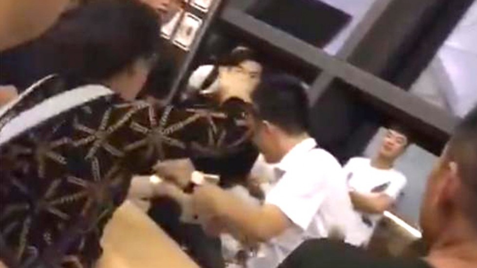 Du khach bi giam 10 ngay vi tat nhan vien san bay hinh anh