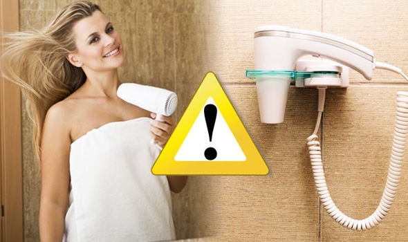 Vi sao nen mang theo may say toc khi du lich? hinh anh