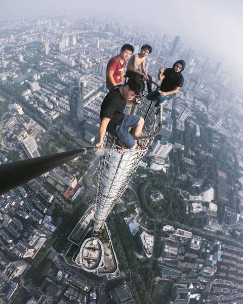 Du khách bị bắt vì trèo lên tháp cao chụp ảnh tự sướng ảnh 1 Du khach bi bat vi treo len thap cao chup anh tu suong anh 1