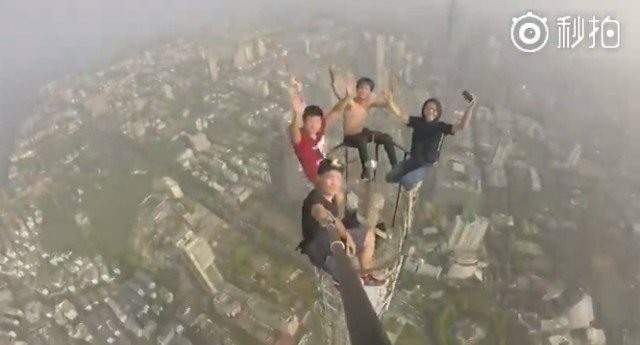 Du khach bi bat vi treo thap hon 450 m chup anh tu suong hinh anh