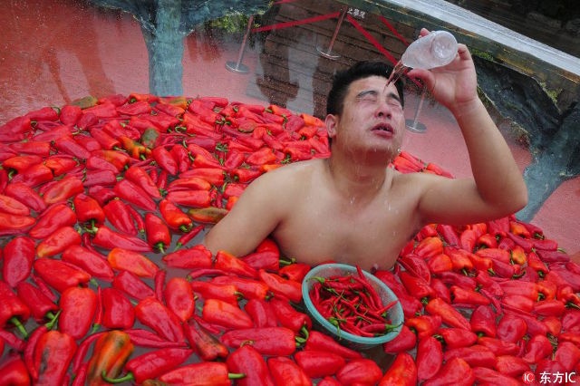 Nam thanh nu tu nham mat nham mui thi an ot hinh anh