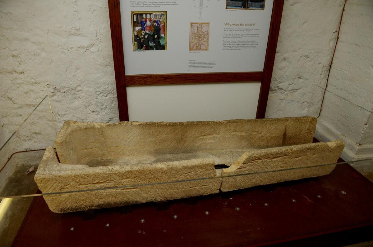 Du khach lam vo quan tai 800 nam tuoi hinh anh