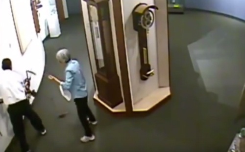 Du khach bo di sau khi lam vo dong ho hinh anh