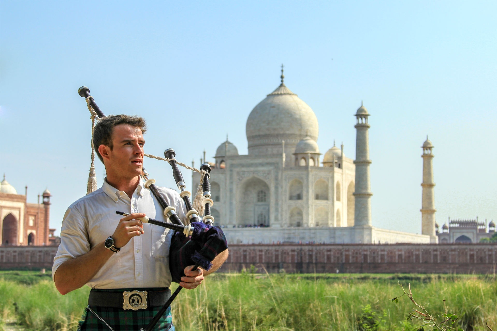 Phuot thu mac vay va mang ken tui di khap the gian hinh anh