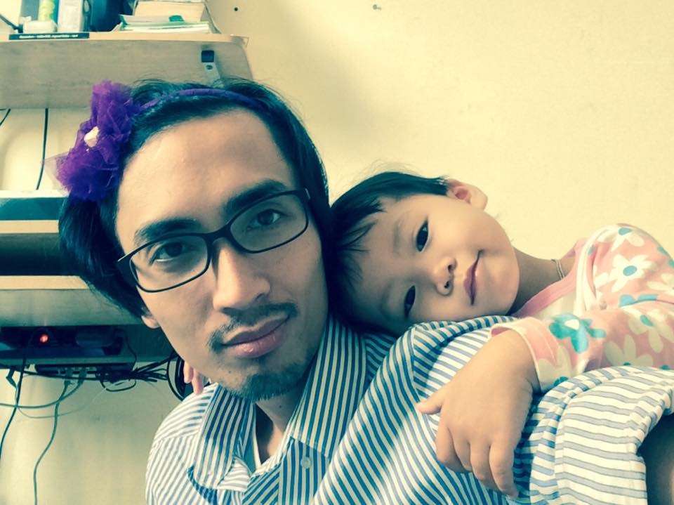 Nguoi dan ong don than nuoi con bang sua me viet tu truyen hinh anh