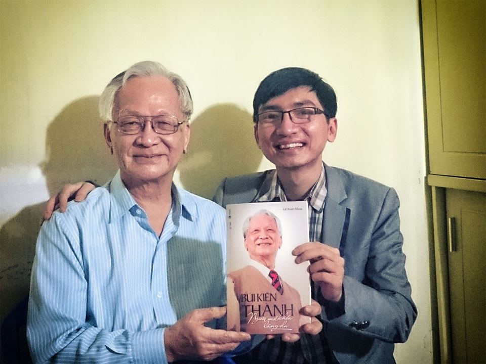 Nguoi mo khoa lang du: Cuoc doi thoai giua hai the he hinh anh