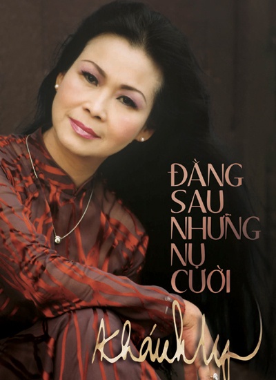 Ca si Khanh Ly ra mat sach ‘Dang sau nhung nu cuoi’ hinh anh