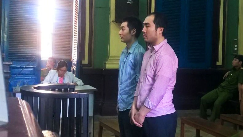 Hai thanh nien nguoi Trung Quoc dung sung do choi di cuop oto hinh anh