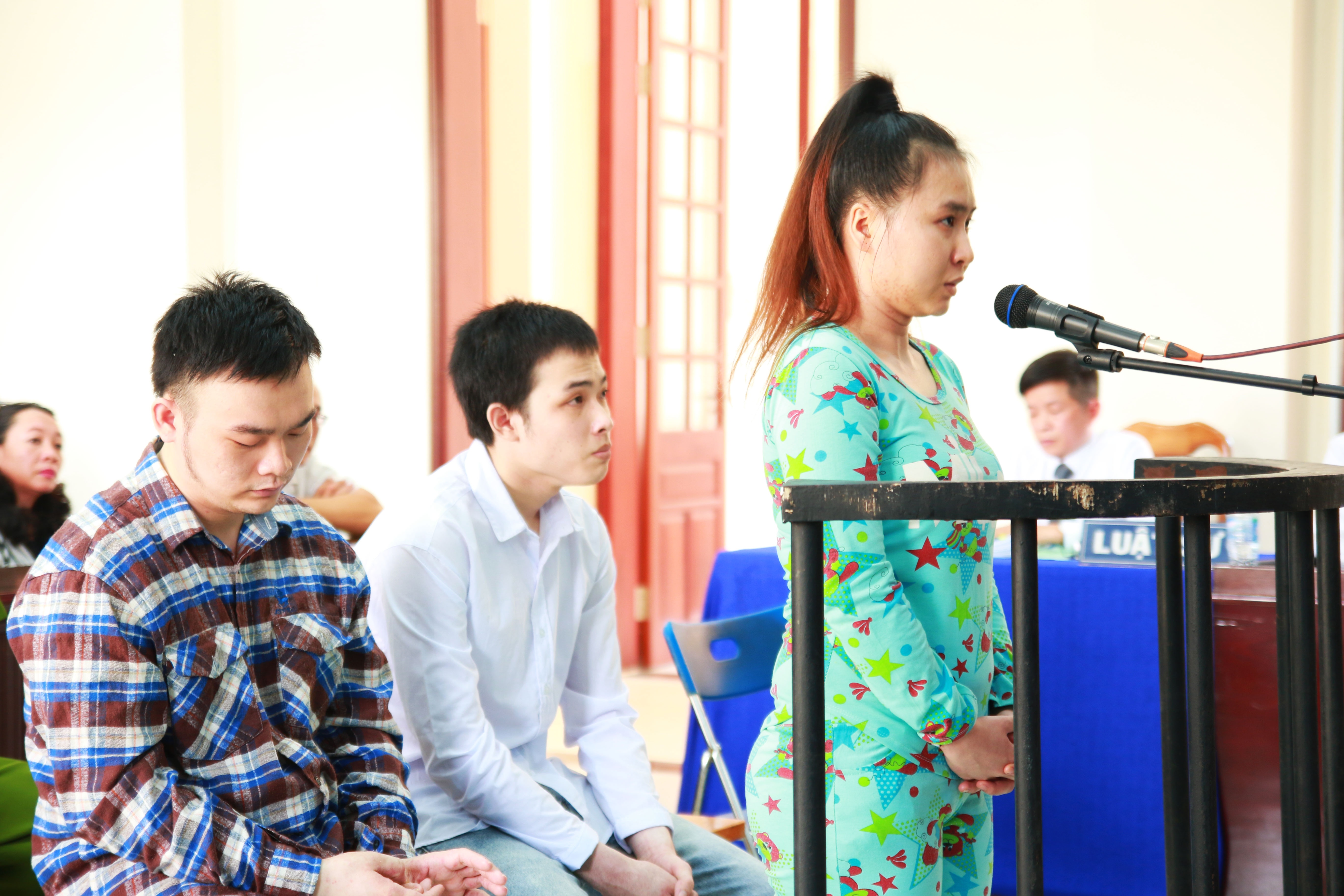 3 bi cao tat axit nu sinh o Sai Gon truoc vanh mong ngua hinh anh